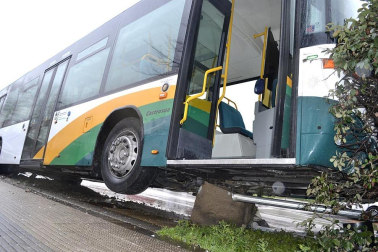 Accidente de una villavesa y varios coches en Berriozar.