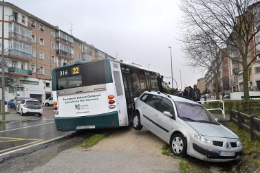Accidente de una villavesa y varios coches en Berriozar.