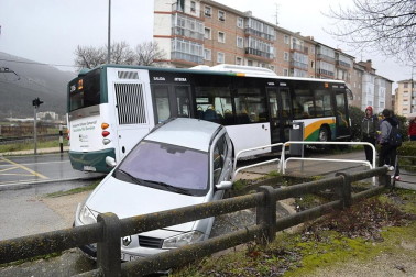 Accidente de una villavesa y varios coches en Berriozar.