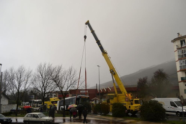 Accidente de una villavesa y varios coches en Berriozar.