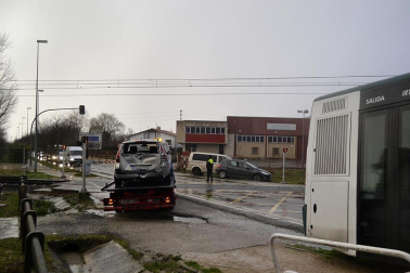Accidente de una villavesa y varios coches en Berriozar.