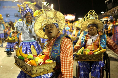 Las diferentes escuelas de baile desfilan en el sambódromo de Río de Janeiro, Brasil.