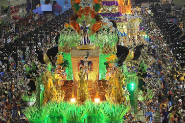 Las diferentes escuelas de baile desfilan en el sambódromo de Río de Janeiro, Brasil.