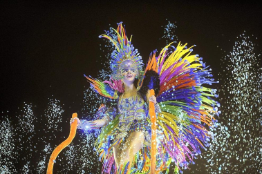 Las diferentes escuelas de baile desfilan en el sambódromo de Río de Janeiro, Brasil.