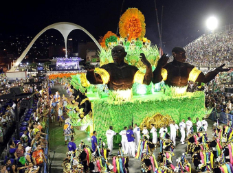 Las diferentes escuelas de baile desfilan en el sambódromo de Río de Janeiro, Brasil.