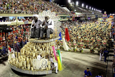 Las diferentes escuelas de baile desfilan en el sambódromo de Río de Janeiro, Brasil.