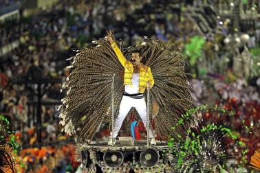 Las diferentes escuelas de baile desfilan en el sambódromo de Río de Janeiro, Brasil.