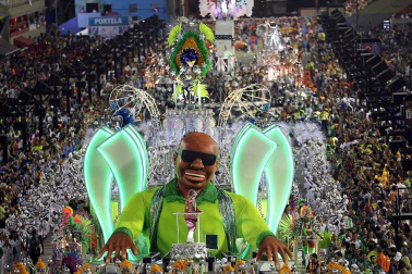 Las diferentes escuelas de baile desfilan en el sambódromo de Río de Janeiro, Brasil.