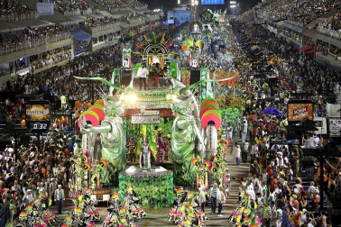 Las diferentes escuelas de baile desfilan en el sambódromo de Río de Janeiro, Brasil.