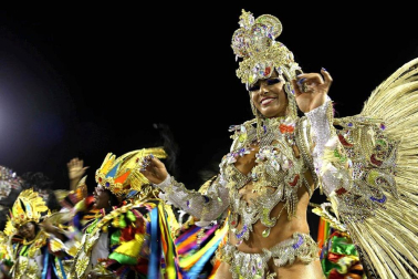 Las diferentes escuelas de baile desfilan en el sambódromo de Río de Janeiro, Brasil.