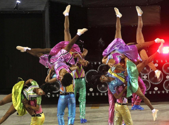 Las diferentes escuelas de baile desfilan en el sambódromo de Río de Janeiro, Brasil.
