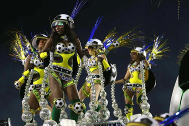 Las diferentes escuelas de baile desfilan en el sambódromo de Río de Janeiro, Brasil.