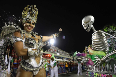Las diferentes escuelas de baile desfilan en el sambódromo de Río de Janeiro, Brasil.