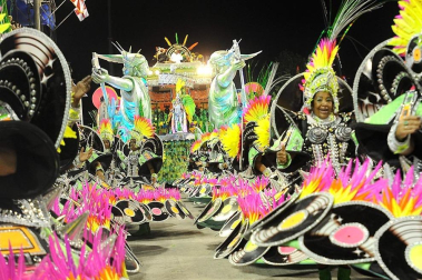 Las diferentes escuelas de baile desfilan en el sambódromo de Río de Janeiro, Brasil.