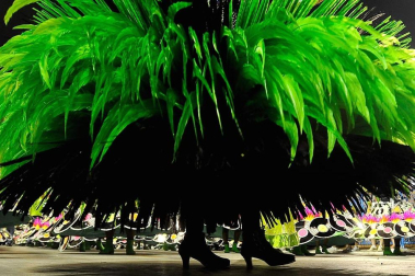 Las diferentes escuelas de baile desfilan en el sambódromo de Río de Janeiro, Brasil.