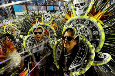 Las diferentes escuelas de baile desfilan en el sambódromo de Río de Janeiro, Brasil.