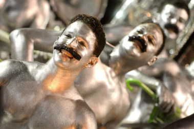 Las diferentes escuelas de baile desfilan en el sambódromo de Río de Janeiro, Brasil.