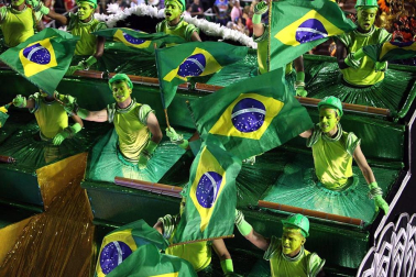 Las diferentes escuelas de baile desfilan en el sambódromo de Río de Janeiro, Brasil.