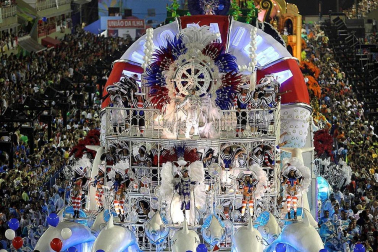 Las diferentes escuelas de baile desfilan en el sambódromo de Río de Janeiro, Brasil.