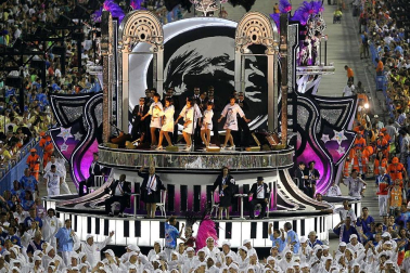 Las diferentes escuelas de baile desfilan en el sambódromo de Río de Janeiro, Brasil.