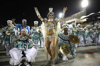 Las diferentes escuelas de baile desfilan en el sambódromo de Río de Janeiro, Brasil.