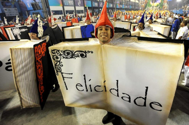 Las diferentes escuelas de baile desfilan en el sambódromo de Río de Janeiro, Brasil.