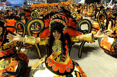 Las diferentes escuelas de baile desfilan en el sambódromo de Río de Janeiro, Brasil.
