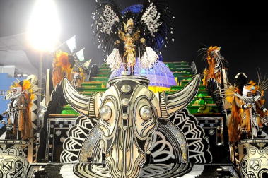 Las diferentes escuelas de baile desfilan en el sambódromo de Río de Janeiro, Brasil.