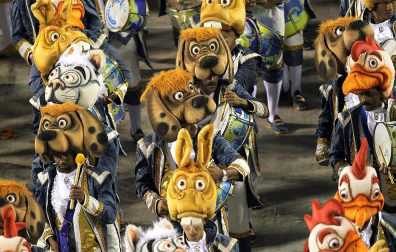 Las diferentes escuelas de baile desfilan en el sambódromo de Río de Janeiro, Brasil.