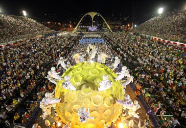 Las diferentes escuelas de baile desfilan en el sambódromo de Río de Janeiro, Brasil.