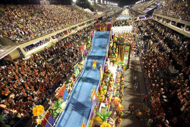 Las diferentes escuelas de baile desfilan en el sambódromo de Río de Janeiro, Brasil.