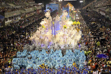 Las diferentes escuelas de baile desfilan en el sambódromo de Río de Janeiro, Brasil.