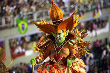 Las diferentes escuelas de baile desfilan en el sambódromo de Río de Janeiro, Brasil.