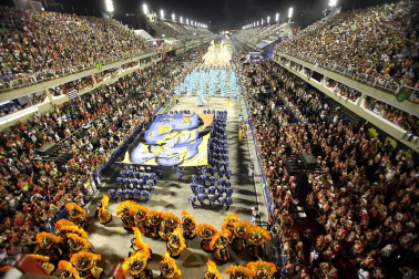 Las diferentes escuelas de baile desfilan en el sambódromo de Río de Janeiro, Brasil.