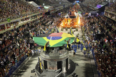 Las diferentes escuelas de baile desfilan en el sambódromo de Río de Janeiro, Brasil.
