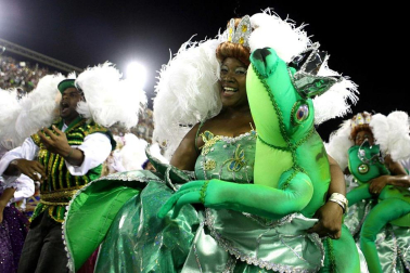Las diferentes escuelas de baile desfilan en el sambódromo de Río de Janeiro, Brasil.