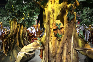 Las diferentes escuelas de baile desfilan en el sambódromo de Río de Janeiro, Brasil.