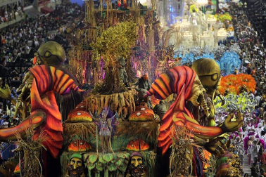 Las diferentes escuelas de baile desfilan en el sambódromo de Río de Janeiro, Brasil.