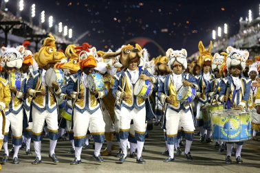Las diferentes escuelas de baile desfilan en el sambódromo de Río de Janeiro, Brasil.