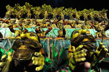 Las diferentes escuelas de baile desfilan en el sambódromo de Río de Janeiro, Brasil.