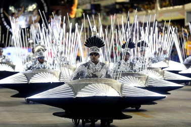 Las diferentes escuelas de baile desfilan en el sambódromo de Río de Janeiro, Brasil.