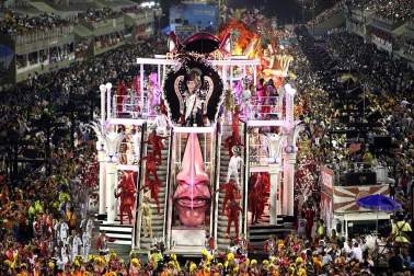 Las diferentes escuelas de baile desfilan en el sambódromo de Río de Janeiro, Brasil.