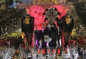 Las diferentes escuelas de baile desfilan en el sambódromo de Río de Janeiro, Brasil.