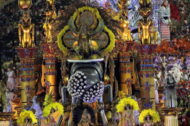 Las diferentes escuelas de baile desfilan en el sambódromo de Río de Janeiro, Brasil.