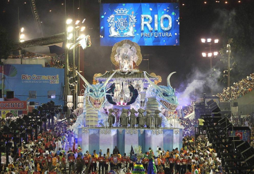 Las diferentes escuelas de baile desfilan en el sambódromo de Río de Janeiro, Brasil.