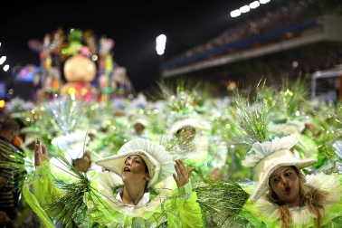 Las diferentes escuelas de baile desfilan en el sambódromo de Río de Janeiro, Brasil.