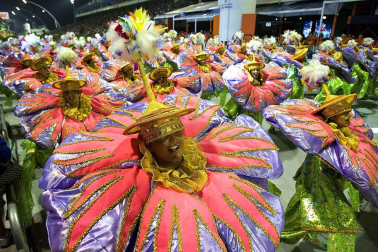 Las diferentes escuelas de baile desfilan en el sambódromo de Río de Janeiro, Brasil.