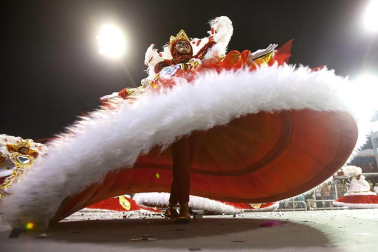 Las diferentes escuelas de baile desfilan en el sambódromo de Río de Janeiro, Brasil.