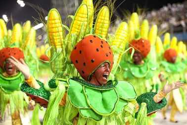 Las diferentes escuelas de baile desfilan en el sambódromo de Río de Janeiro, Brasil.