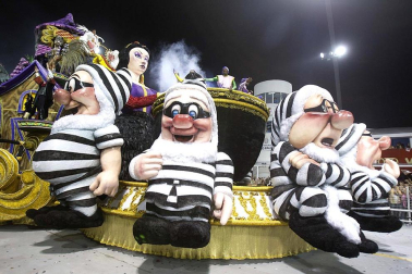 Las diferentes escuelas de baile desfilan en el sambódromo de Río de Janeiro, Brasil.